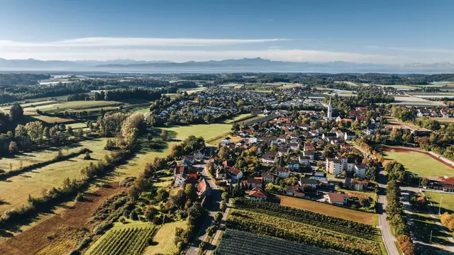Luftbild von Oberteuringen, im Hintergrund sind in der Ferne die Berge zu sehen.